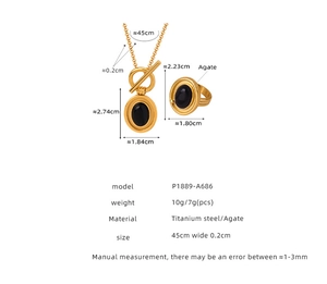 Détail d'un ensemble collier et bague en acier titane doré avec pierres d'agate noire