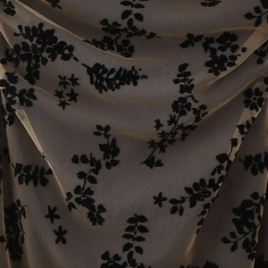 Robe mi-longue moulante élégante avec flocage floral noir sur tulle nude et fronces
