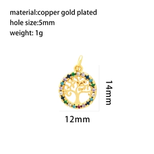 Détail macro du pendentif Arbre de Vie plaqué or 18K avec zircons colorés sertis