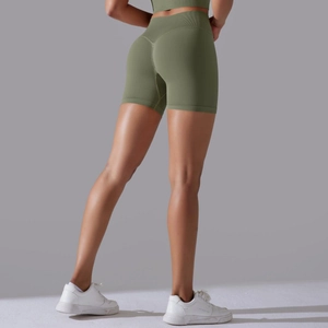 Detail van naadloze olijfgroene yoga short met hoge taille en flatterend scrunch butt-ontwerp