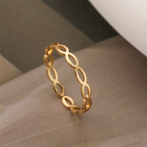 Vista macro de un anillo geométrico dorado pulido con eslabones de estilo minimalista