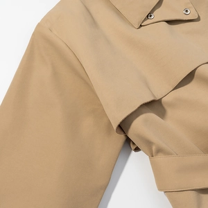 Gros plan des coutures de qualité et détails des boutons sur un trench-coat beige