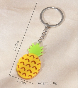 Vue détaillée du porte-clés ananas montrant les dimensions 10,3 cm et le poids de 8,8 g