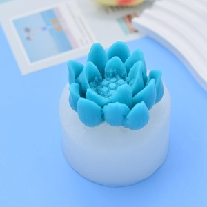Moule en silicone lotus pour savon et bougie DIY montrant les détails de la fleur bleue