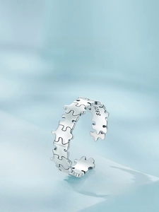 Close-up of S925 sterling silver puzzle ring band showing interlocking design and hallmark