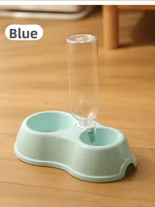 Détail d'une double gamelle bleue pour animaux avec distributeur d'eau automatique