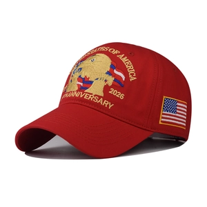 Détail de la broderie aigle 3D et du texte du 250e anniversaire sur une casquette en coton rouge
