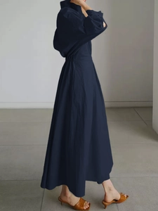 Robe longue bleu foncé à manches longues avec ceinture nouée pour un look sophistiqué