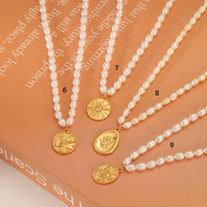 Elegant French style natural freshwater pearl necklace with vintage gold relief pendants