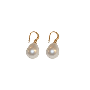 Elegant vintage teardrop pearl drop earrings with minimalist gold hooks for women