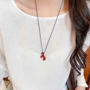 Collier avec pendentif poney rouge mignon et cordon noir porté par un mannequin