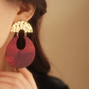 Vintage retro resin drop earrings with marble pattern and hammered gold metal finish