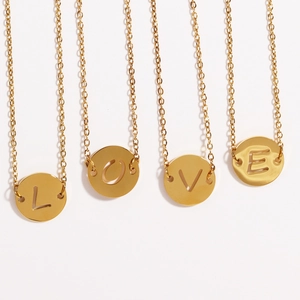 Colliers en acier inoxydable doré avec pendentifs ajourés LOVE sur fond blanc