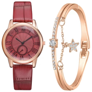 Primer plano de reloj de mujer en oro rosa con correa roja y pulsera de estrella