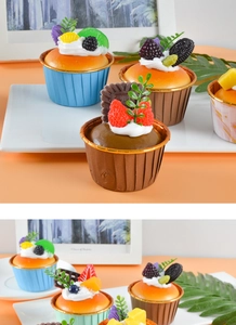 Λεπτομερής προβολή ρεαλιστικών cupcake από PU με ψεύτικα φρούτα και διακόσμηση κρέμας
