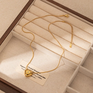 Dettaglio collana a cuore placcata oro 18K con inserto a stella in scatola regalo