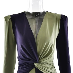 Détail de robe élégante à col en V bicolore avec design à nœud violet et vert