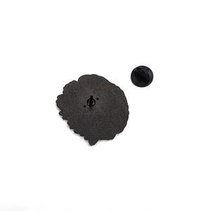 Broche en émail forme cerveau et cœur avec fermoir en caoutchouc noir et double épingle