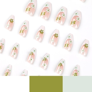 Faux ongles amande French avec motifs marguerites et perles sur une base rose douce