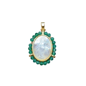 Pendentif Vierge Marie en nacre avec cristaux verts et monture en argent 925 doré