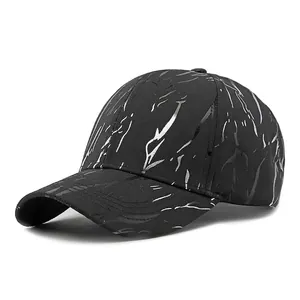 Klassische schwarze Baseballkappe mit weißem Tinten-Graffiti-Muster und gebogenem Rand