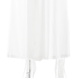 Détail d'une robe blanche transparente en tissu léger avec une fente sexy sur le côté