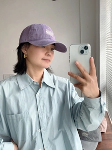 Detalle de la gorra de algodón lavado lavanda con bordado Hello blanco en la parte frontal