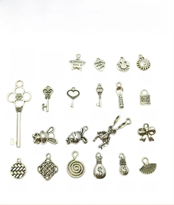 Collection de 22 breloques argentées vintage pour la création de bijoux DIY