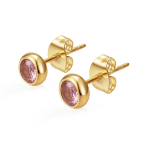 Vue détaillée des boucles d'oreilles rondes en zircon rose avec placage à l'or 18K
