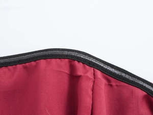 Gros plan détaillé du tissu tissé rouge avec couture de fermeture éclair noire