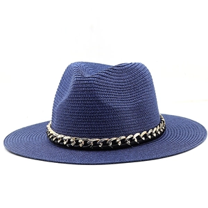 Dunkelblauer Strohhut im Fedora-Stil mit flacher Krempe und goldener Acrylkette