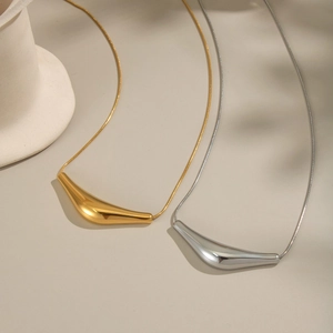 Colliers avec pendentif bateau géométrique en or et argent et chaînes de serpent fines