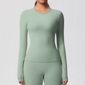 Vue de face du haut de yoga vert sauge à manches longues en tissu brossé lisse