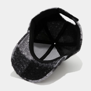 Vue détaillée de l'intérieur de la casquette en polaire avec doublure et bandeau de confort