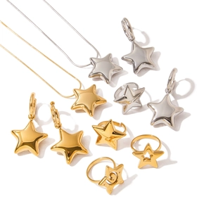 Set di gioielli a forma di stella con collane orecchini e anelli in oro e argento coordinati