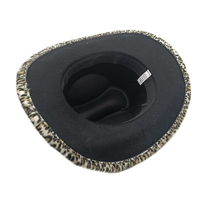 Détail du chapeau de cowboy en peluche léopard avec texture intérieure et étiquette