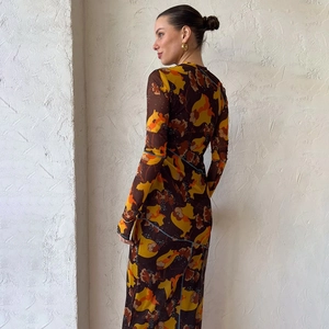 Robe longue en mesh à fleurs avec manches longues et coutures contrastées bleues chic