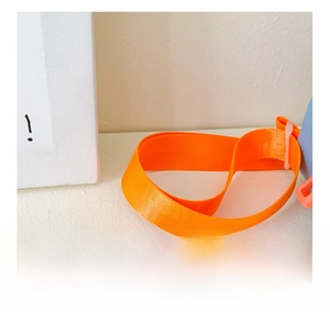 Vue détaillée de la bandoulière orange en nylon tissé pour sac bandoulière enfant
