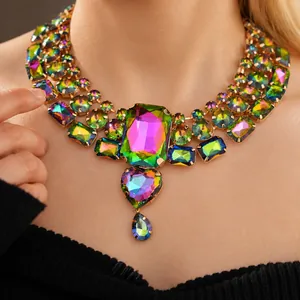 Collana girocollo di lusso con cristalli colorati e ciondoli a cuore e goccia