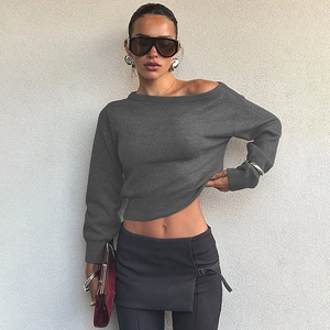 Détail de la maille du crop top gris foncé à manches longues et épaules dénudées