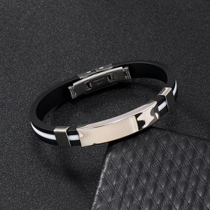 Détail d'un bracelet en silicone noir avec plaque d'identification en acier inoxydable