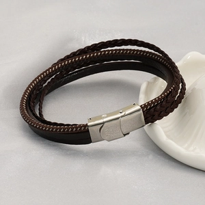 Mehrlagiges geflochtenes Lederarmband für Herren mit silbernem Magnetverschluss in Braun