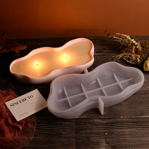 Moule en silicone nuage avec bougie ondulée à double mèche sur table en bois