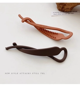 Matte finish twist hair clips in caramel and dark brown colors with non-slip inner teeth