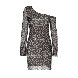 Détail du tissu en maille transparente à motif léopard sur une robe courte asymétrique