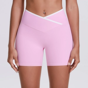 Détail du short de yoga rose à taille haute avec design en V et passepoil blanc contrasté