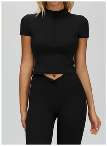 Dettaglio del top da yoga nero con zip e leggings a vita alta con incrocio a V sul davanti