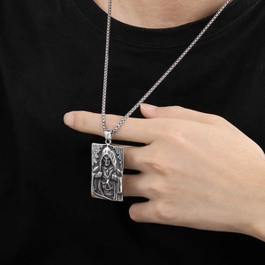 Pendentif faucheuse gothique en acier inoxydable argenté sur une chaîne torsadée