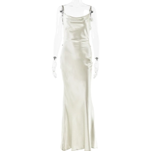 Robe longue élégante en satin blanc avec bretelles spaghetti et silhouette de soirée ajustée