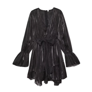 Robe élégante noire satinée à manches longues avec décolleté en V et ceinture nouée à la taille